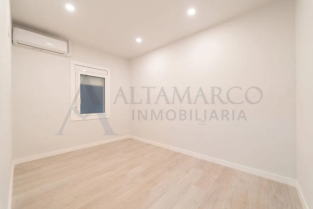 Rooms - Reform Apartment with Balcony in Barcelona