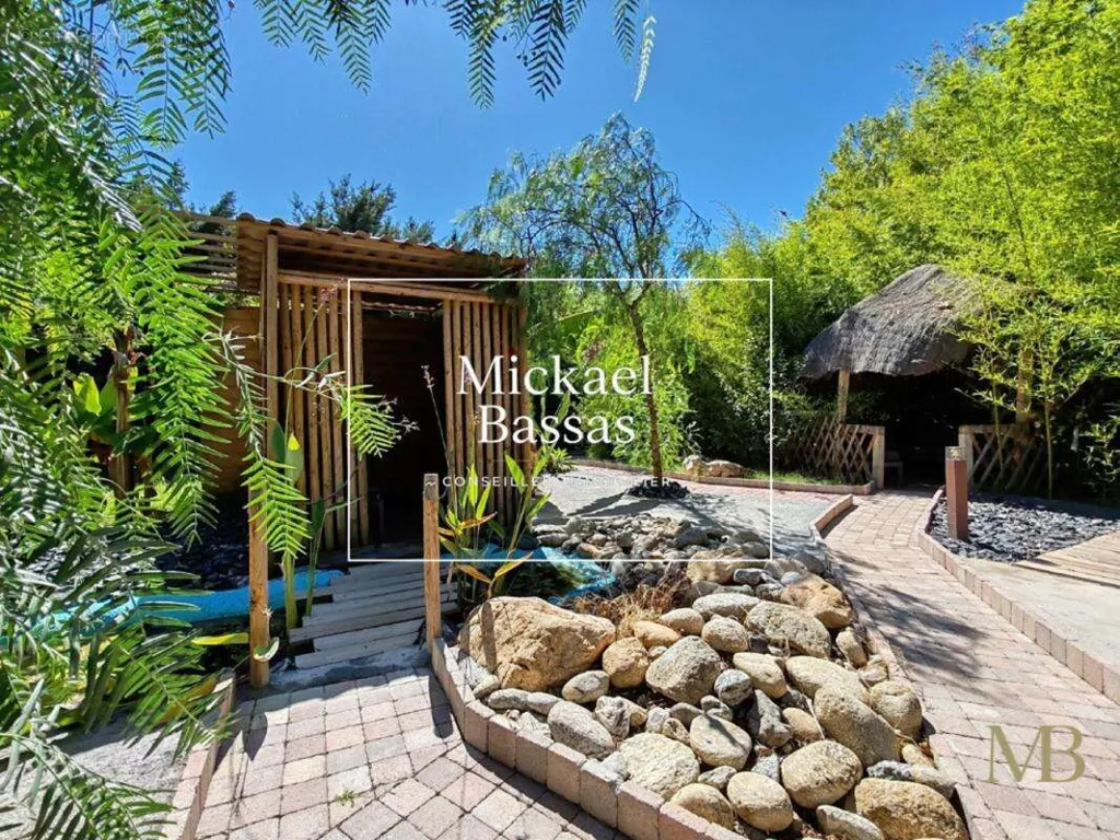 Jardin - Villa Contemporaine avec Piscine à Rigarda