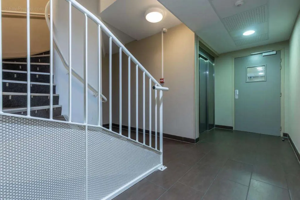 Rooms - 3-Bed Apartment with Balcony in Saint-Sébastien
