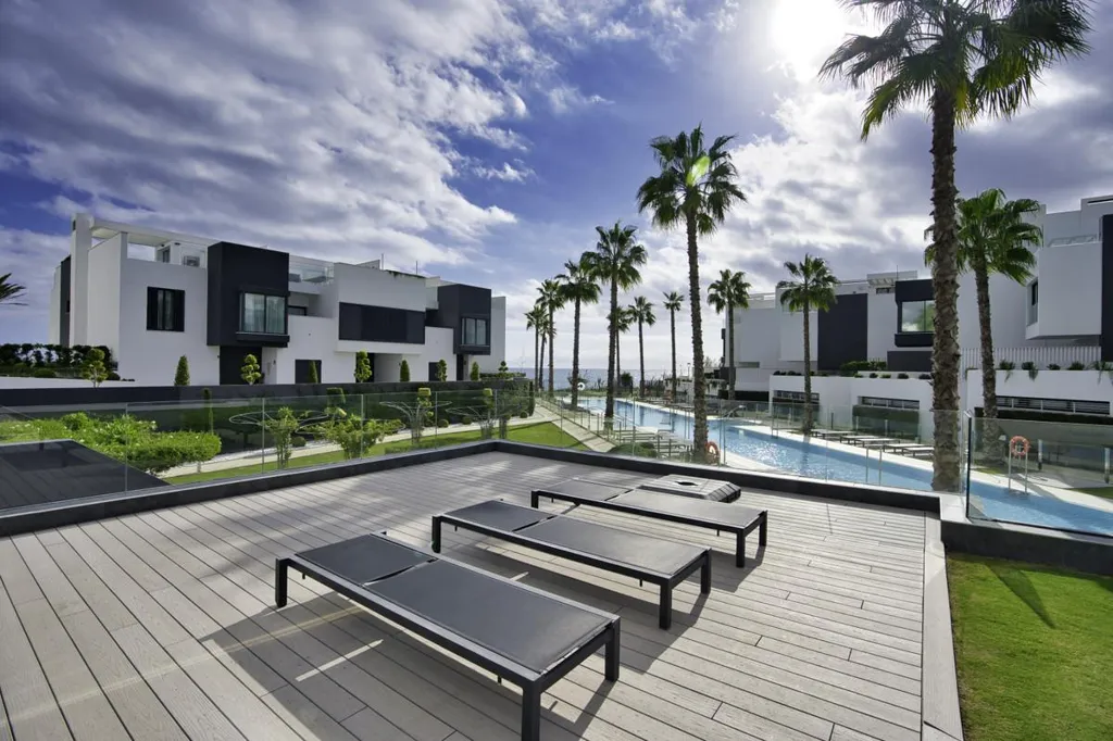 Piscina - Contemporary Beachfront House in Estepona