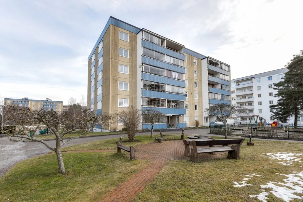 Garden - Spacious 4th Floor Flat with Glazed Balcony in Södertälje