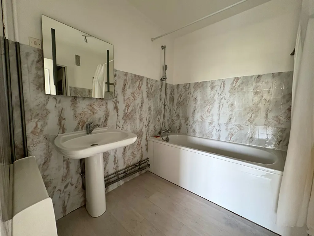 Bagni - 4-Piece Flat with Terrace in Le Plessis-Bouchard