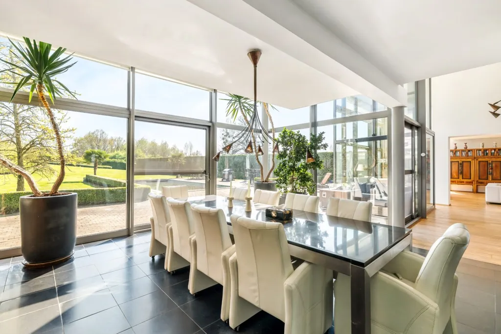 Salle à manger - Villa Luxueuse avec Piscine à Bilzen