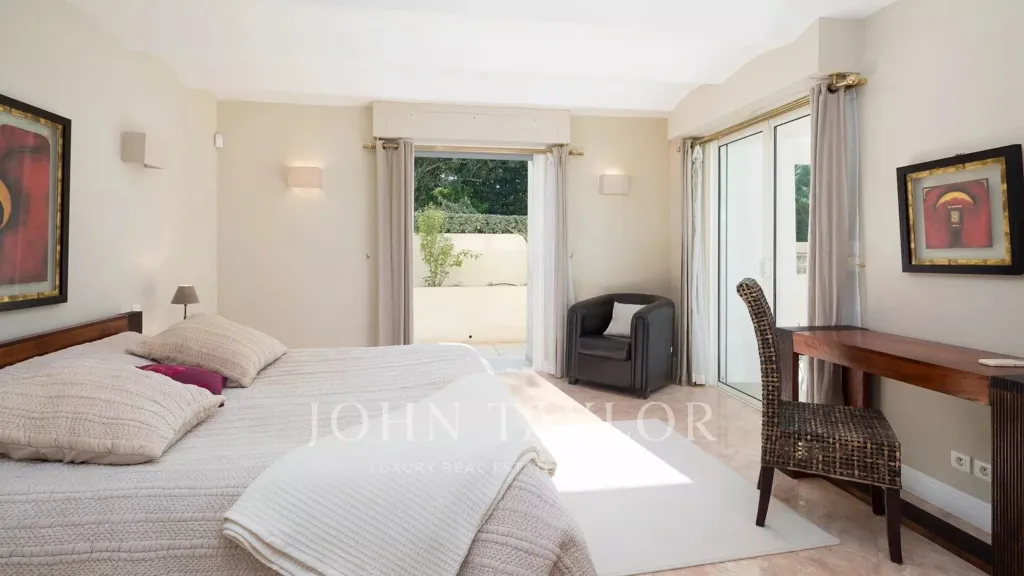 Bedrooms - 1930s Residence with Sea View in Cap d’Antibes