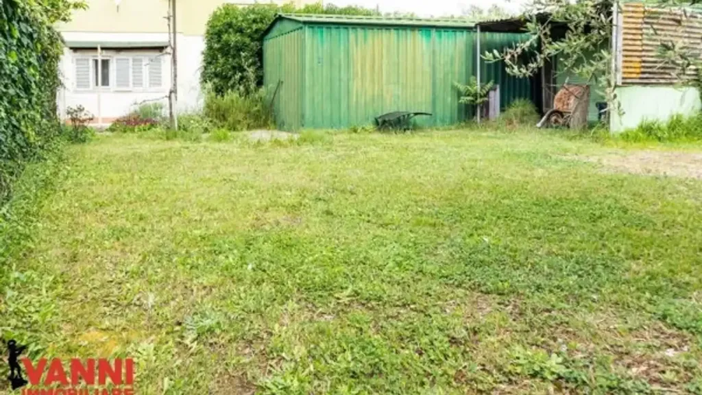 Aed - Rustic Triplex with Garden in Cecina