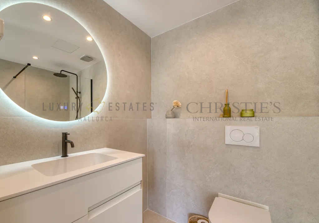 Salles de bain - Refurbished Penthouse with Rooftop Pool in Bendinat