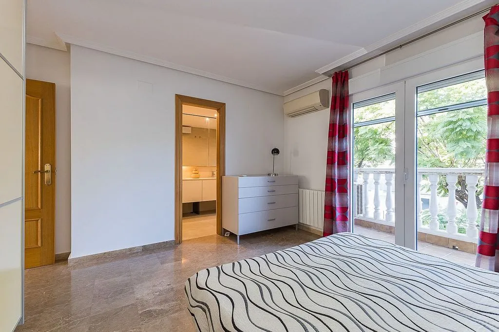 Chambres - Terraced Semi-Detached House in Picanya