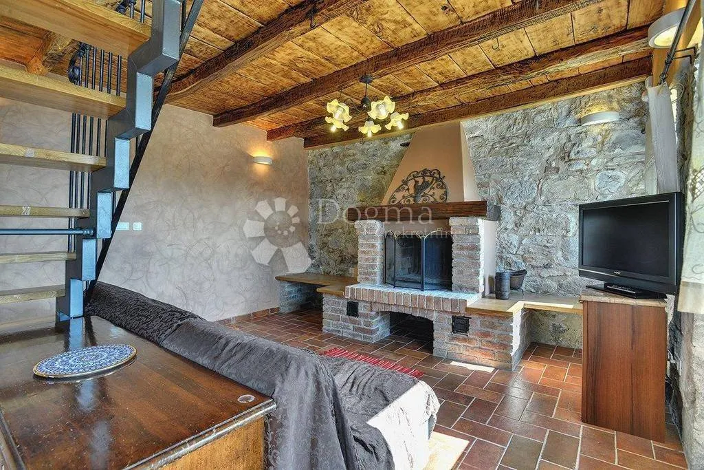 Séjour - Historic Stone House with Pool in Lupoglav