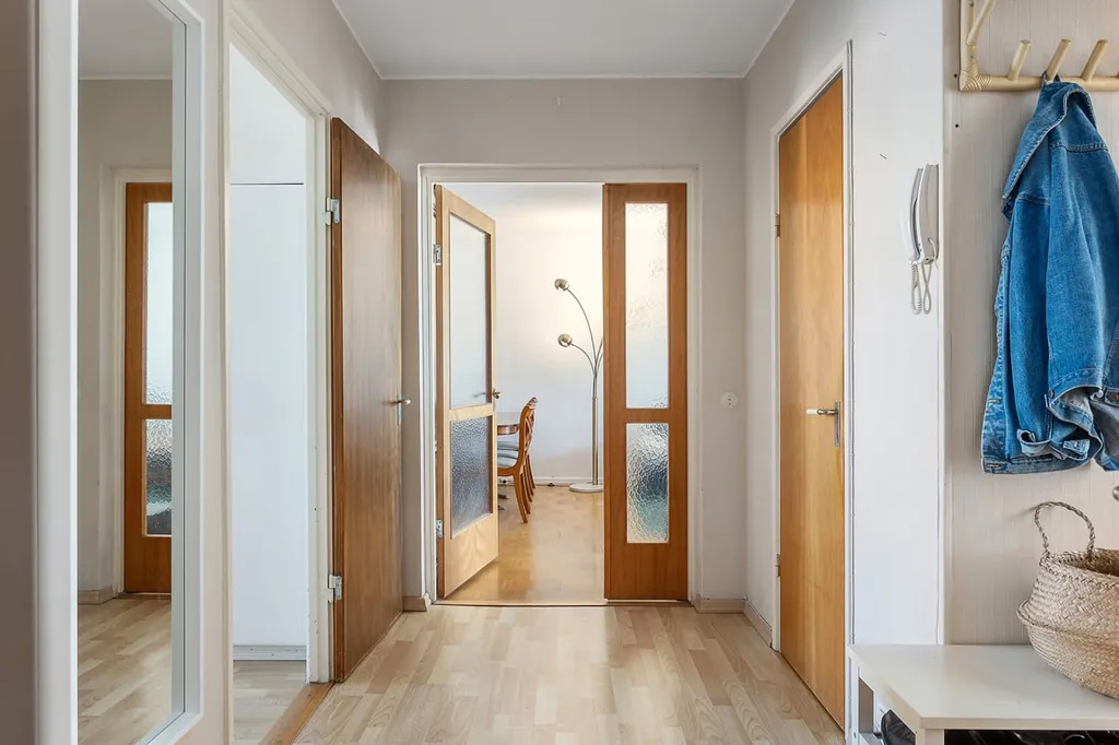 Esik - Apartment with West-Facing Glass Balcony in Malmö