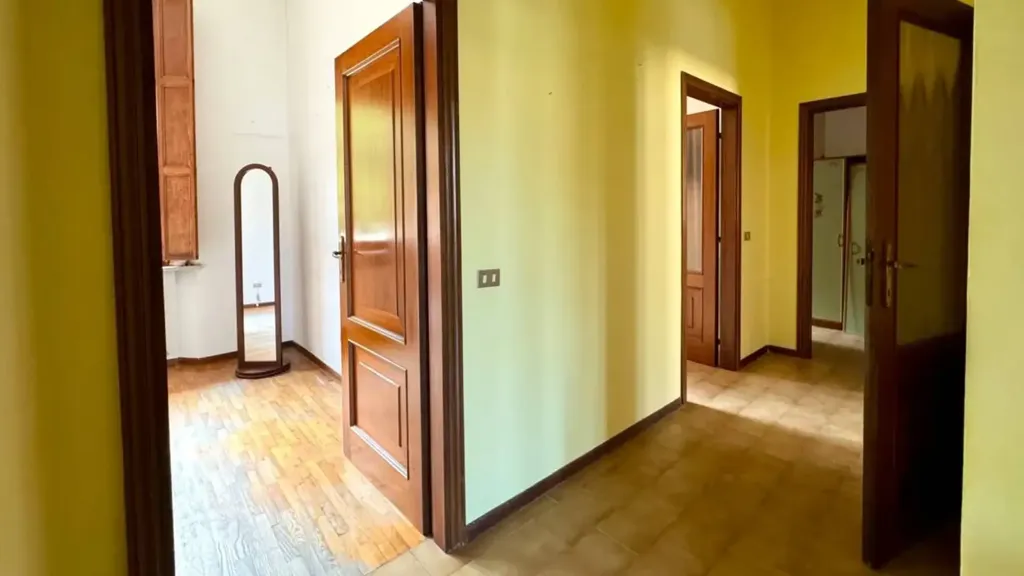 Ingresso - Classic-Style Trilocale with Courtyard View in Ancona