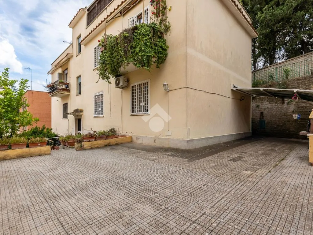 Jardin - 3-Room Apartment with Private Courtyard in Rome