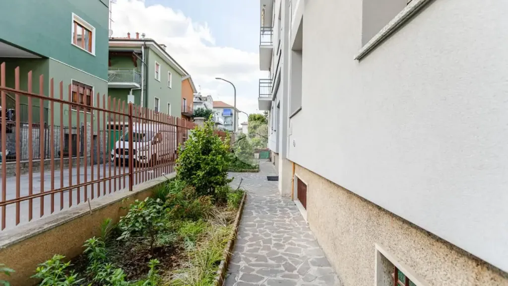 Välivaade - Rear-Facing Two-Bedroom Flat in Bollate
