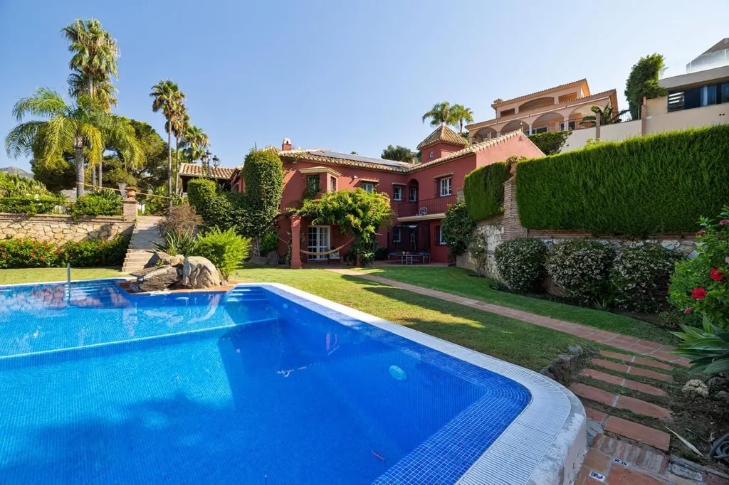 Piscine - Exclusive Villa with Private Pool in Torrequebrada