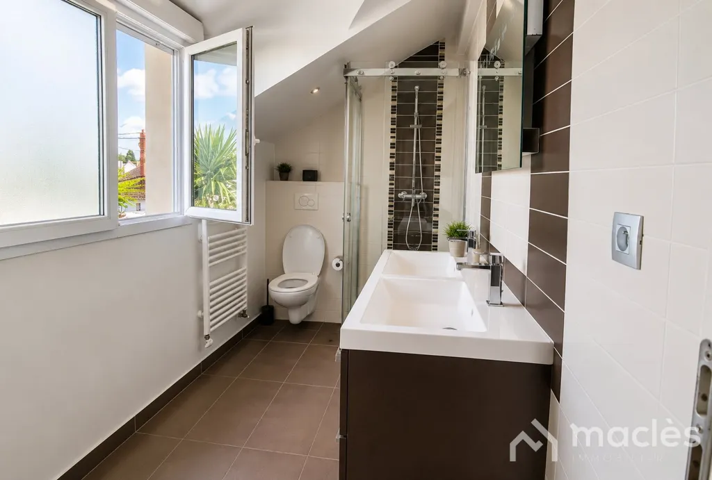 Salles de bain - Maison avec Sous-sol Aménagé à Domont