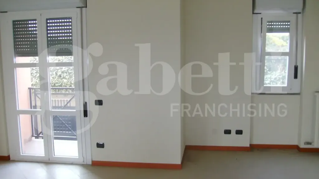 Rooms - Modern Retail Space with Street Frontage in Monza