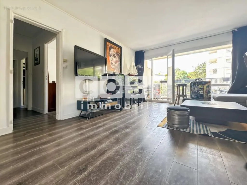 Living Room - Luxury Flat with Balcony in Courbevoie