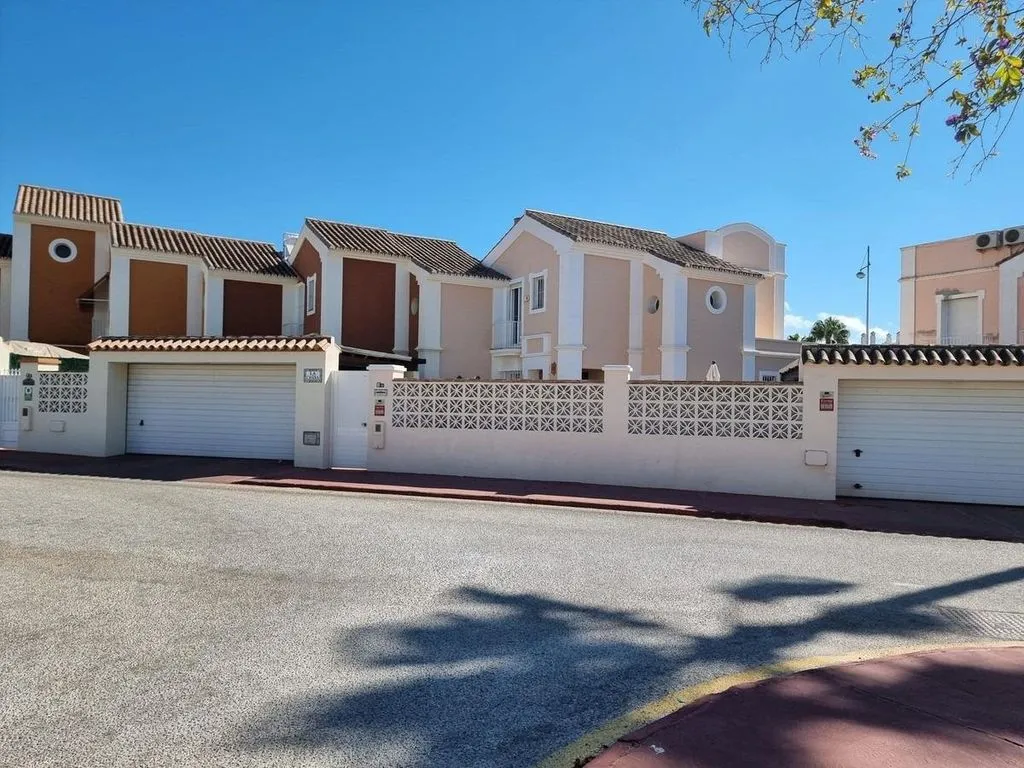 Välivaade - Corner Luxury House with Pool Potential in San Pedro