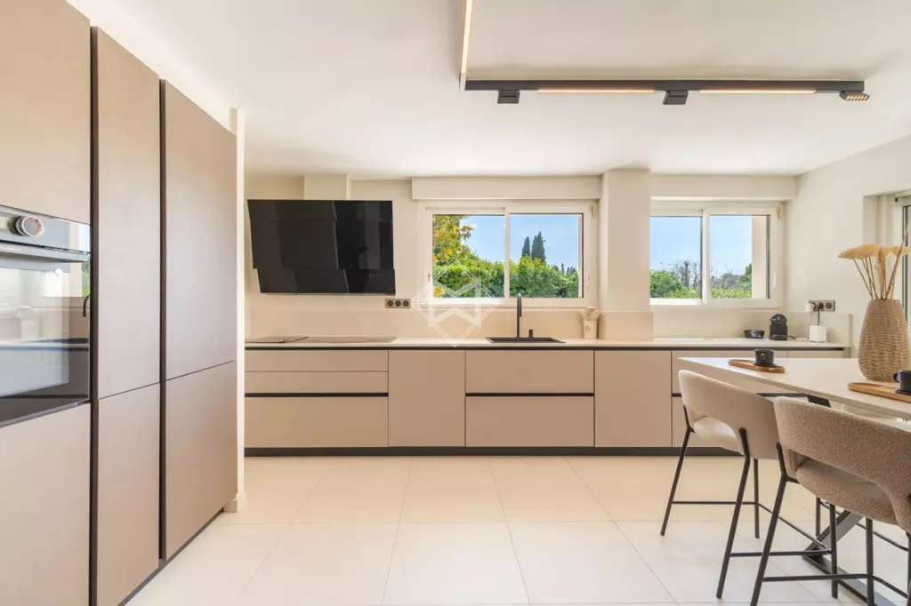 Cuisine - Villa Rénovée avec Piscine à Mougins