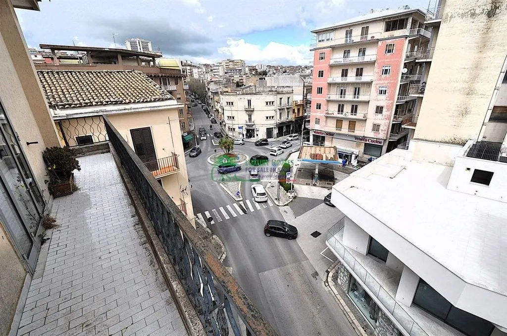 Balcon - Apartment with Perimeter Balcony in Ragusa