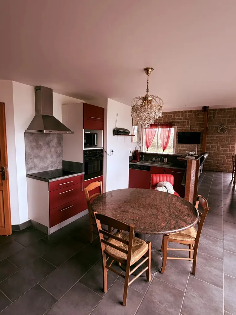 Salle à manger - Villa avec Vue Panoramique et Grand Balcon en Creuse