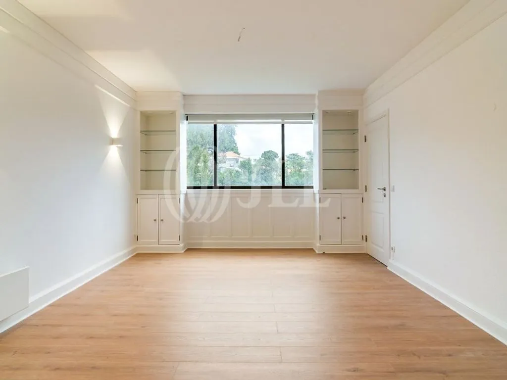 Rooms - Renovated Apartment with Balcony in Cascais