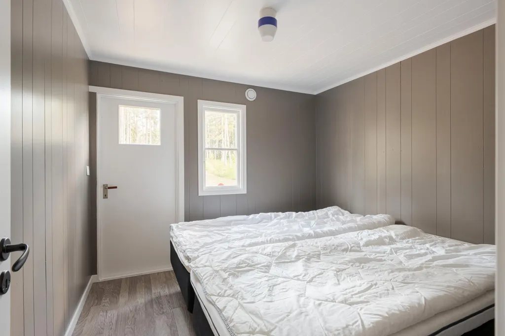 Bedrooms - Cottage with Water View near Coast