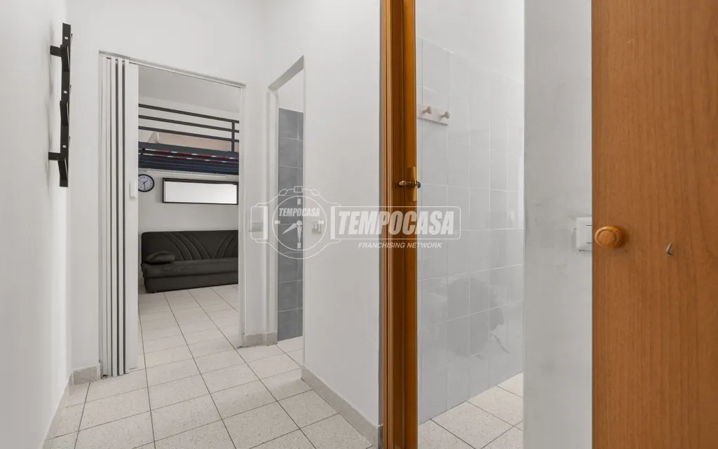 Esik - Spacious Studio with Balcony in Milan