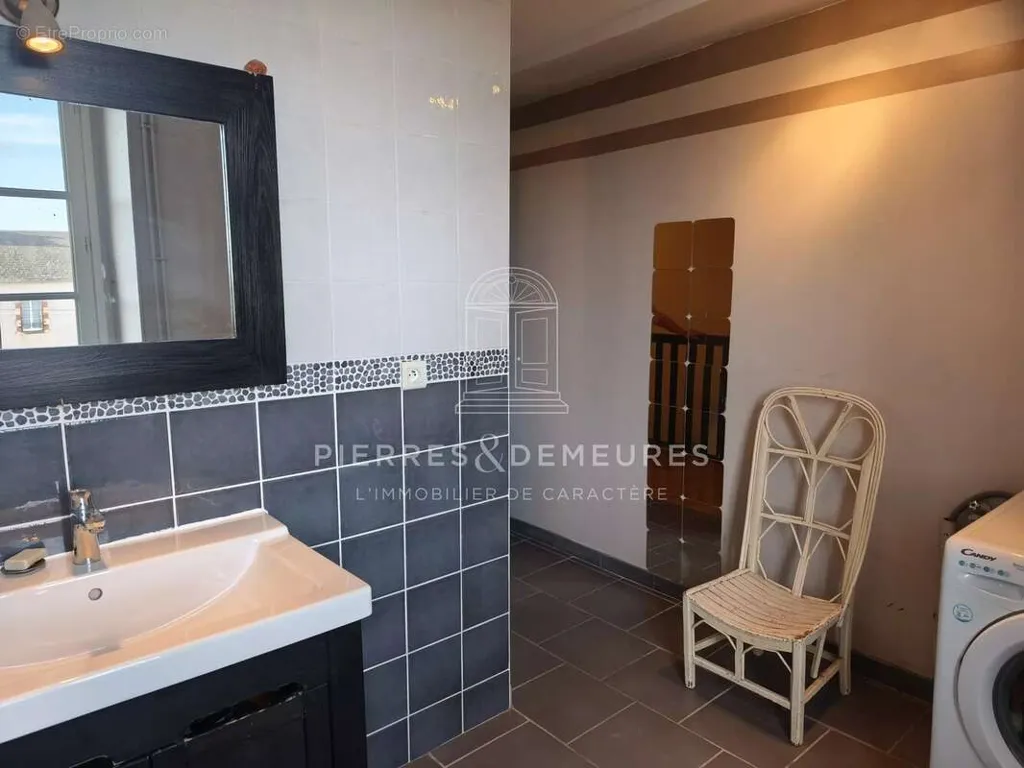Salles de bain - Maison 8 pièces à Bengy-Sur-Craon
