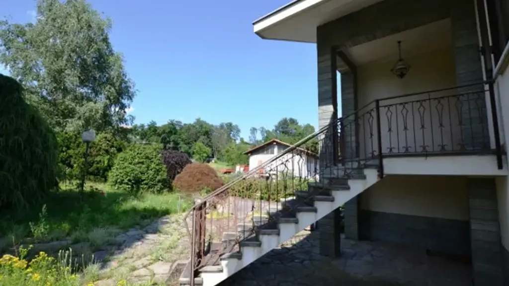 Toad - Villa with Private Garden in Biella