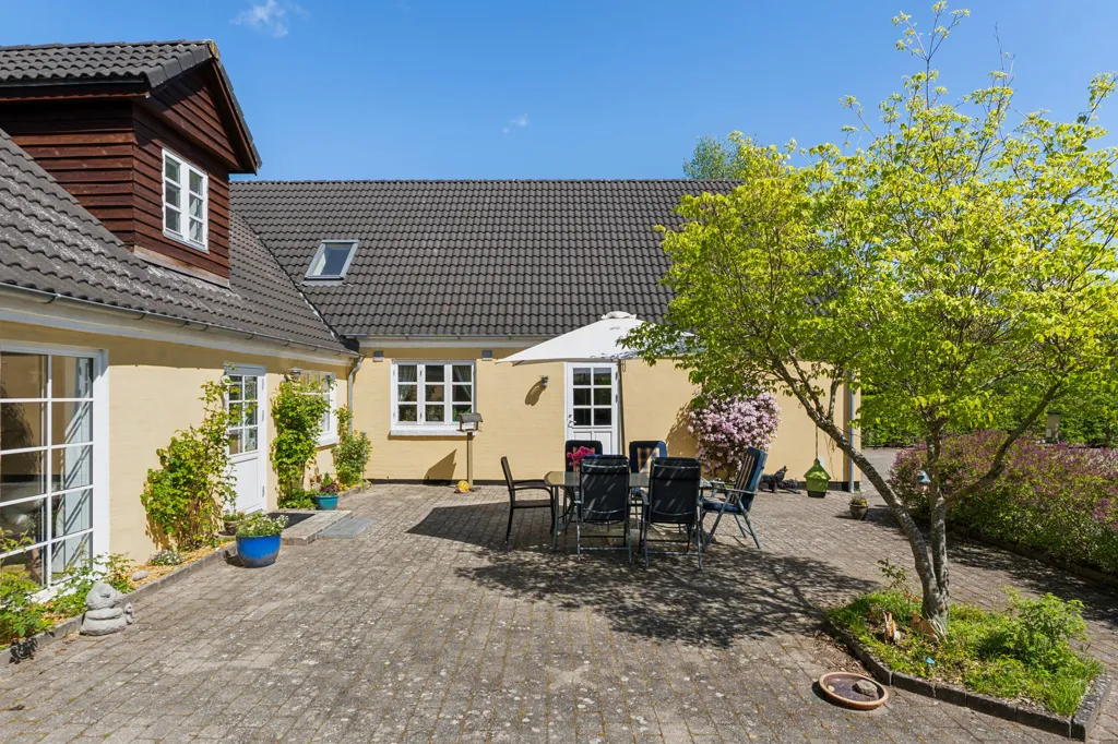 Terraza - House with Business Potential and Large Garden by Alling Å
