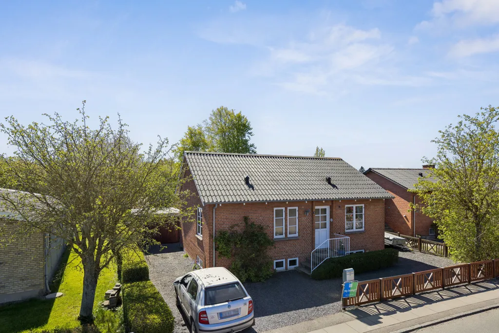 Välivaade - Classical Red Brick Villa with Garden in Slagelse