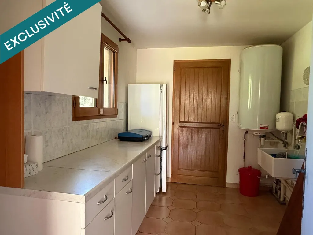 Cuisine - Maison avec Garage Double et Jardin à Chapelle-Voland