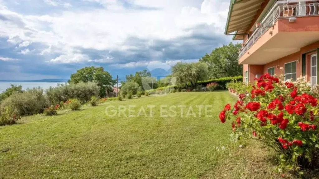 Garden - Villa with Lake View in Magione