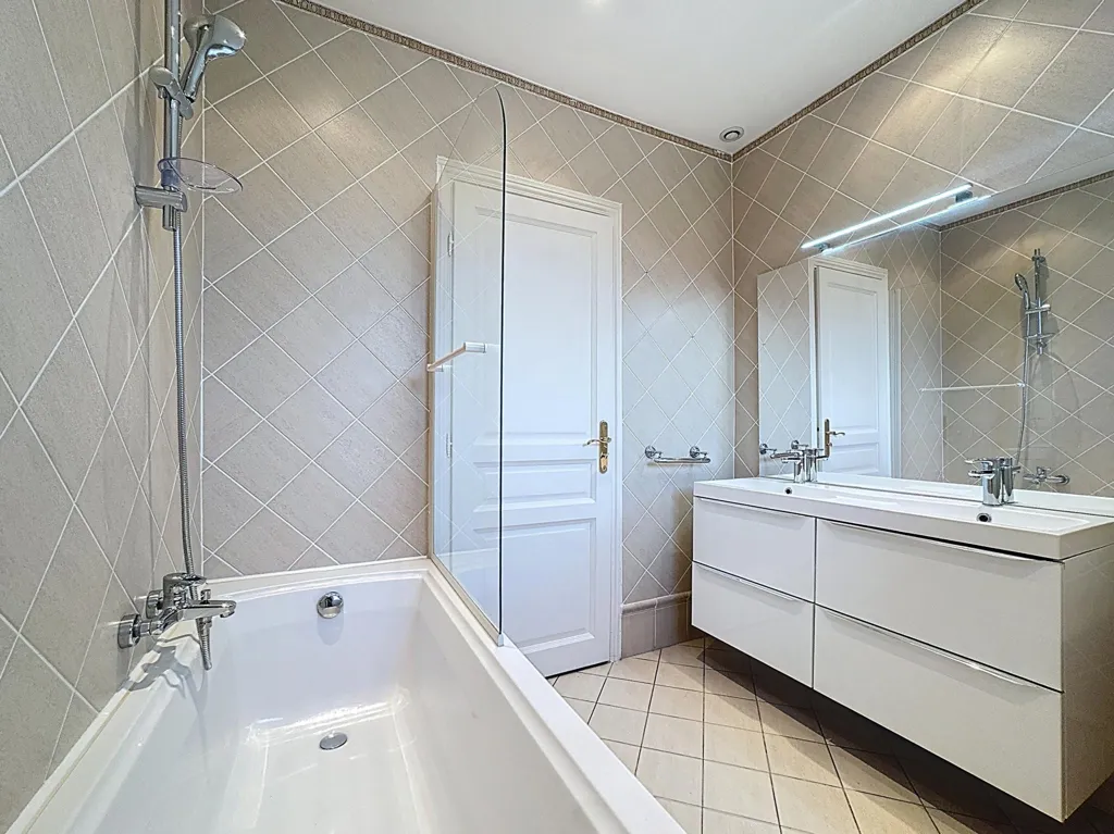 Salles de bain - Villa Récemment Construite avec Piscine à Mougins