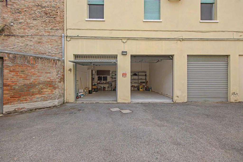 Garage - Terraced House with Private Garden in Ferrara