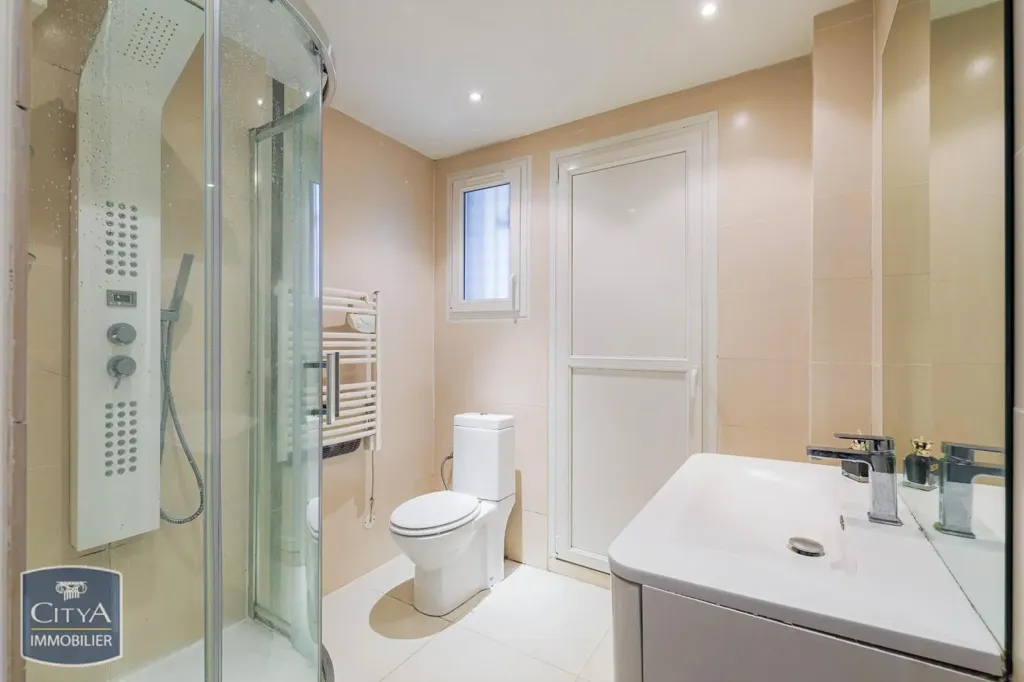Salles de bain - Appartement Contemporain avec Double Balcon à Grenoble