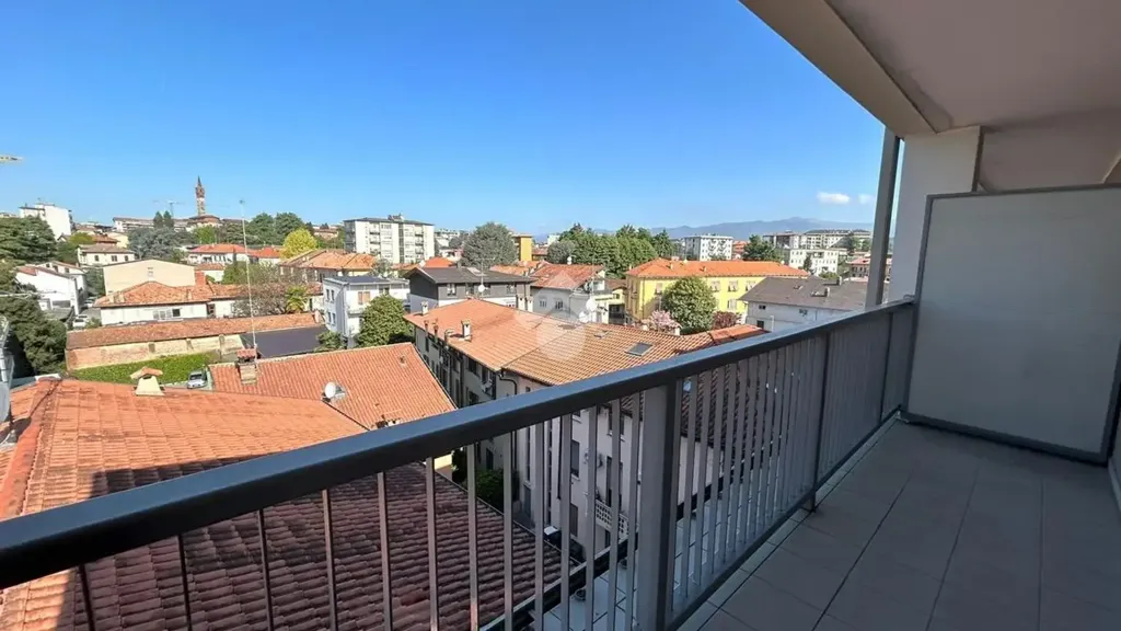 Rõdu - Modern Studio with Balcony in Cantù
