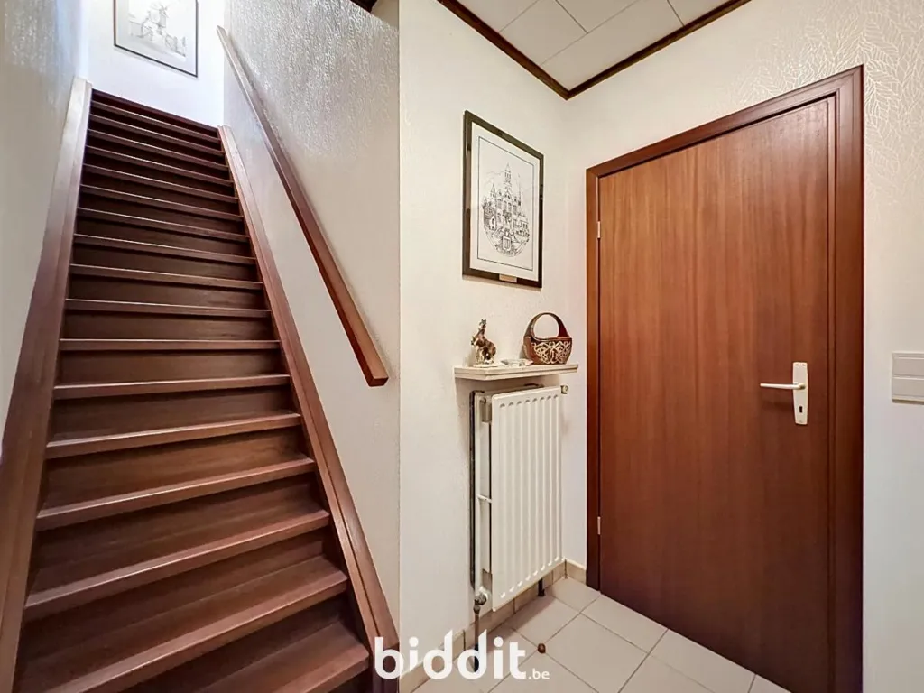 Pièces - Maison avec Garage dans une Construction à 3 Façades