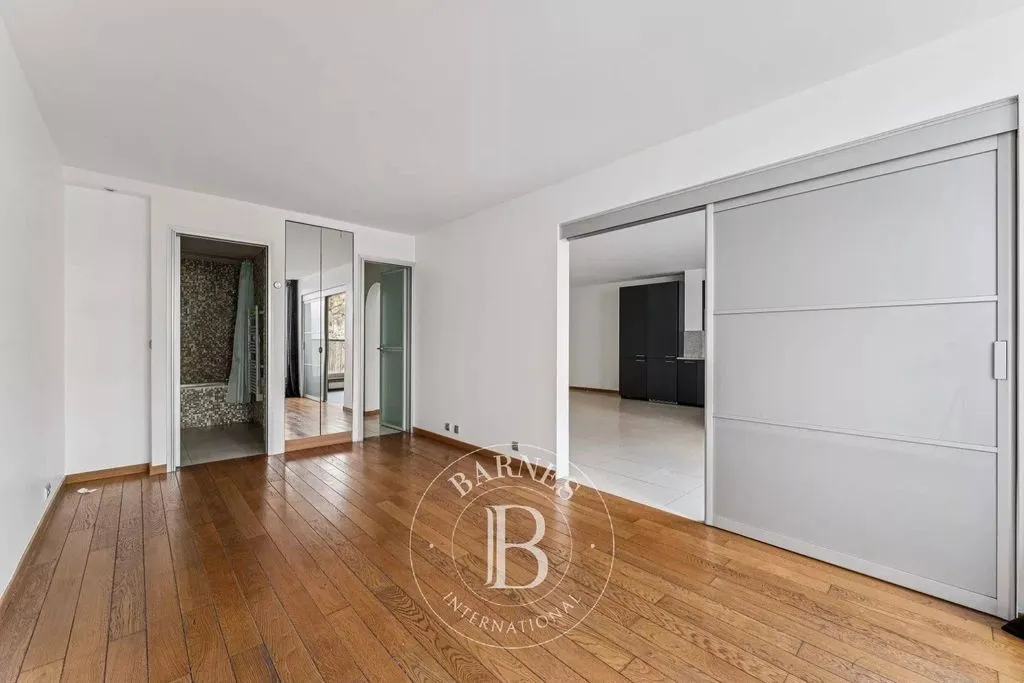 Toad - Luxury Paris 16th Flat with Balcony