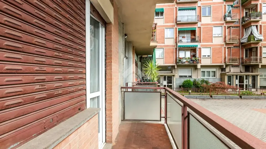 Rõdu - Renovated Apartment with Balcony in Torino