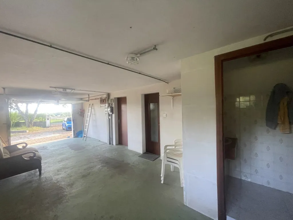 Garage - Maison avec terrasse et dépendances à Salindres