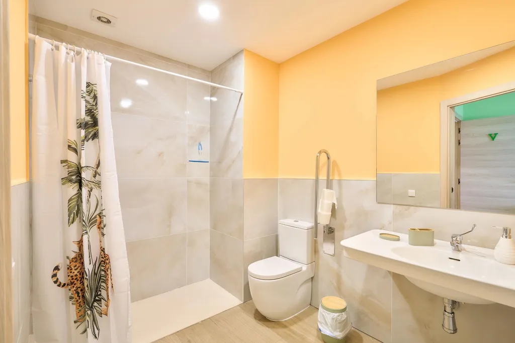 Salles de bain - Rustic Chalet with Pool in Santiz
