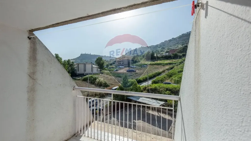 Balcon - Mansard Apartment in Historic Building, Enna