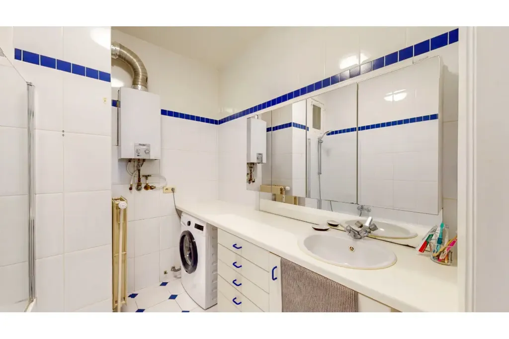 Bathrooms - Apartment with Terrace near Place du Châtelain, Ixelles