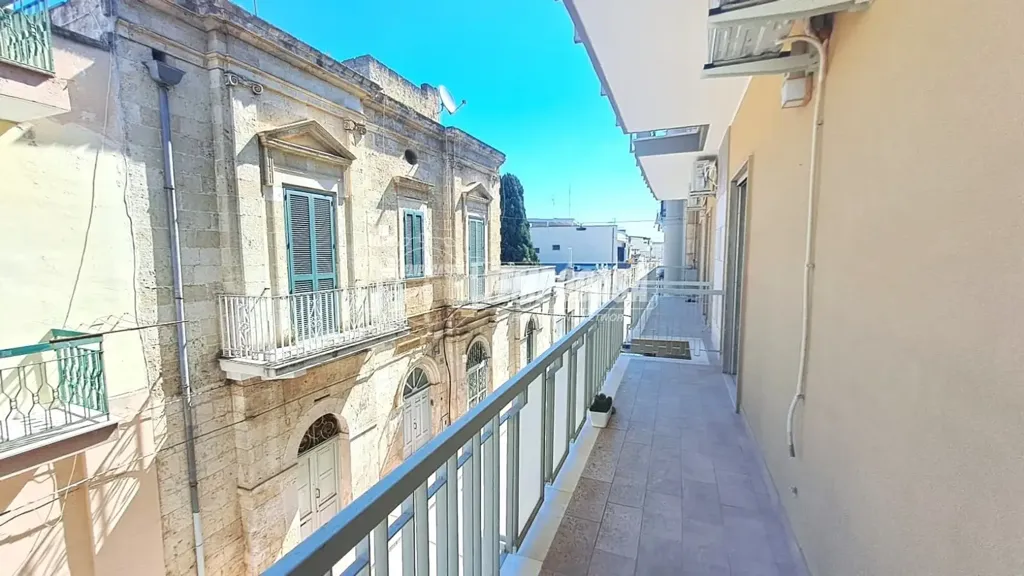 Rõdu - Fully Renovated Apartment with Terrace in Adelfia