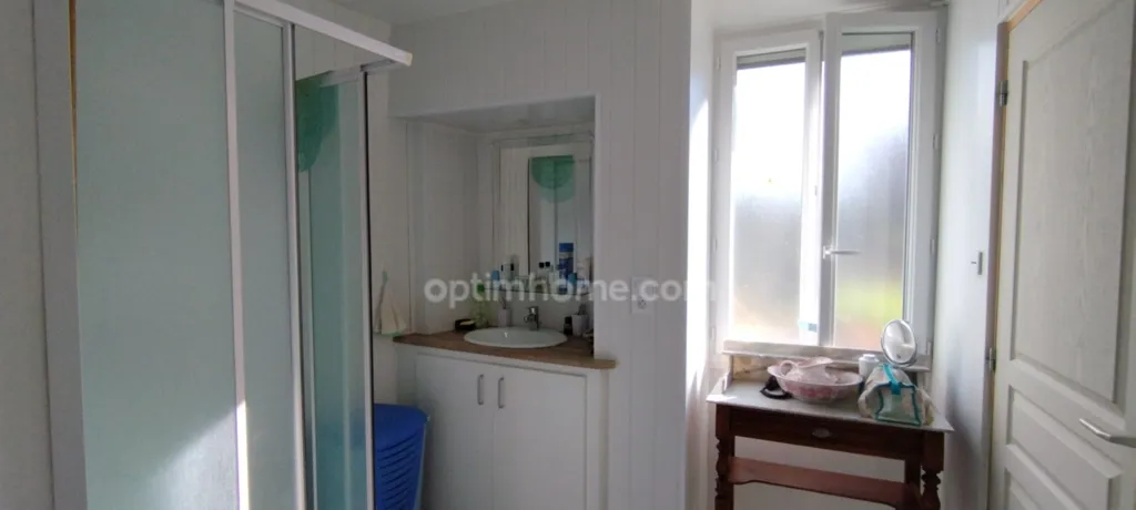 Salles de bain - Maison de 3 Chambres avec Jardin à Courcôme