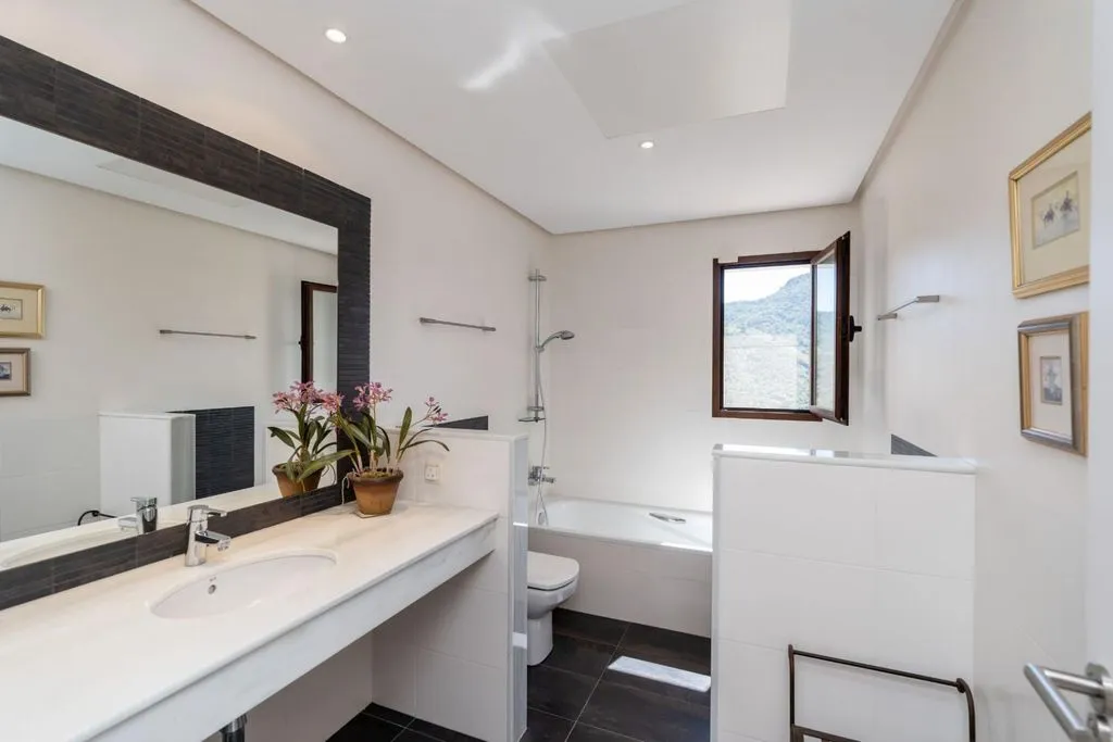 Salles de bain - Luxury Villa with Sea Views in Benahavis