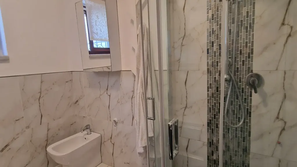 Salles de bain - Quadrilocale with Private Garden in Sarzana