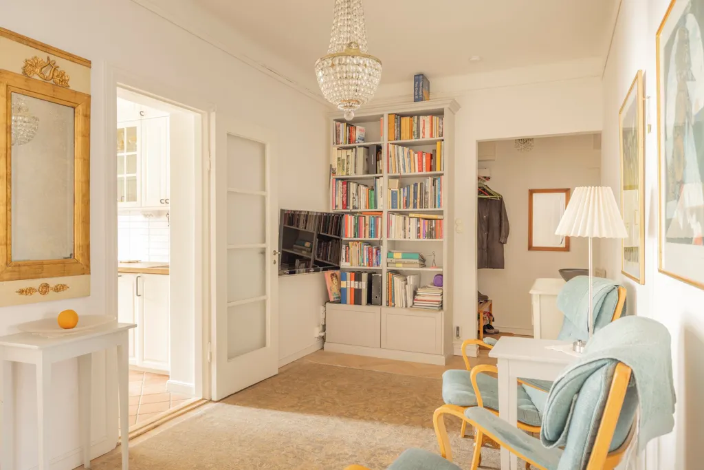 Esik - Charming 2.5-Bedroom Flat with Balcony in Södermalm