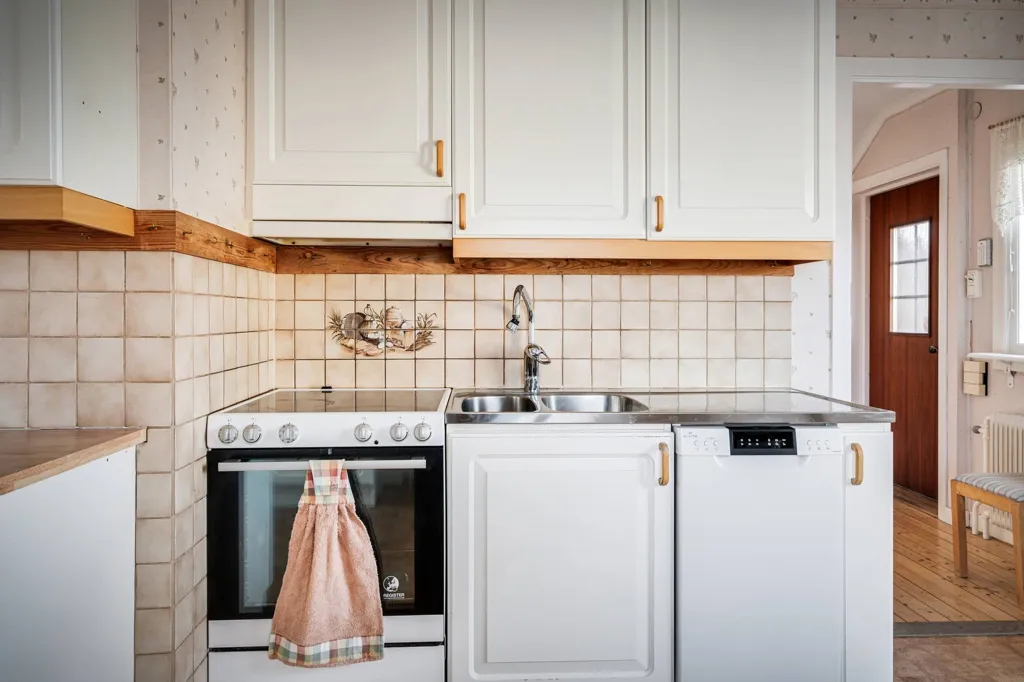 Cuisine - Charming Villa with Rustic Lounge in Karlbo